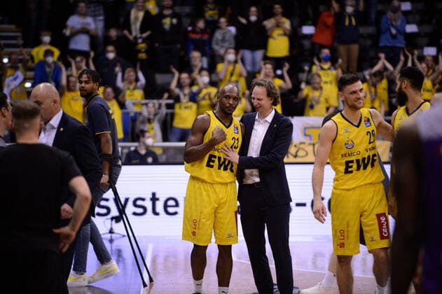 Jubel über den Sieg bei Ingo Freyer (Trainer EWE Baskets Oldenburg) und Rickey Paulding (23 EWE Baskets Oldenburg) nach der Partie EWE Baskets Oldenburg vs BG Göttingen. Basketball, easyCredit BBL, Saison 2021 2022, 26. Spieltag, 29.03.2022. Copyright: xErikxHillmer EIBNERx EP_EHR EWE Baskets Oldenburg vs BG Göttingen. Basketball, easyCredit BBL, Saison 2021 2022, 26. Spieltag, 29.03.2022 Oldenburg Copyright: xErikxHillmer EIBNERx EP_EHR