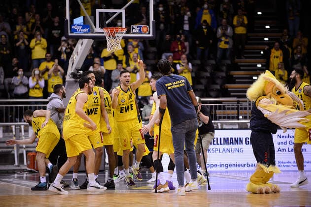 Sport Bilder des Tages Jubel über den Sieg bei der Mannschaft der EWE Baskets Oldenburg nach der Partie EWE Baskets Oldenburg vs BG Göttingen. Basketball, easyCredit BBL, Saison 2021 2022, 26. Spieltag, 29.03.2022. Copyright: xErikxHillmer EIBNERx EP_EHR EWE Baskets Oldenburg vs BG Göttingen. Basketball, easyCredit BBL, Saison 2021 2022, 26. Spieltag, 29.03.2022 Oldenburg Copyright: xErikxHillmer EIBNERx EP_EHR
