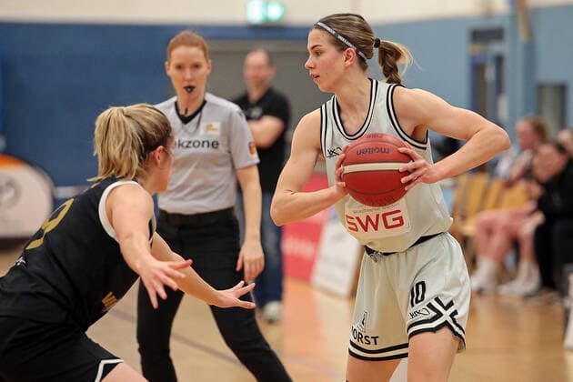 19.03.2022, xovx, Basketball Damen 2. Bundesliga DBBL, Bender Baskets Grünberg - USV Vimodrom Baskets Jena v.l. Lilly Feistkorn (USV Baskets Jena), Venla Varis (Bender Baskets Grünberg) Grünberg Sporthalle Theo-Koch-Schule Hessen Deutschland (DE)