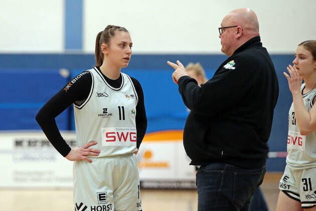 19.03.2022, xovx, Basketball Damen 2. Bundesliga DBBL, Bender Baskets Grünberg - USV Vimodrom Baskets Jena v.l. Lena Dziuba (Bender Baskets Grünberg), Trainer Rene Spandauw (Bender Baskets Grünberg), Linn Villwock (Bender Baskets Grünberg) Grünberg Sporthalle Theo-Koch-Schule Hessen Deutschland (DE)
