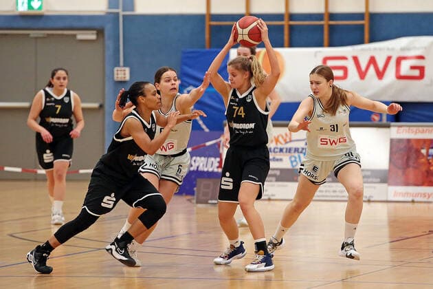 19.03.2022, xovx, Basketball Damen 2. Bundesliga DBBL, Bender Baskets Grünberg - USV Vimodrom Baskets Jena v.l. Chelsey Shumpert (USV Baskets Jena), Nina Horvath (Bender Baskets Grünberg), Annika Schwarz (USV Baskets Jena), Linn Villwock (Bender Baskets Grünberg) Grünberg Sporthalle Theo-Koch-Schule Hessen Deutschland (DE)