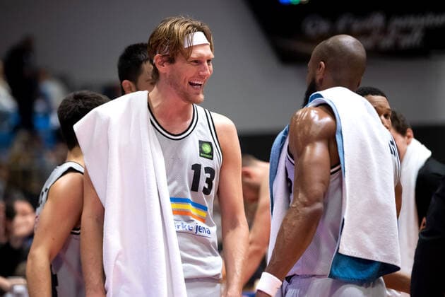 BARMER 2. Basketsball Bundesliga ProA Saison 2021 2022 30. Spieltag am 19.3.22 Medipolis SC Jena vs Bayer Giants Leverkusen v.li. sichtbar zufrieden Clint Chapman (Jena) und Brandon Thomas (Jena) Sparkassen Arena