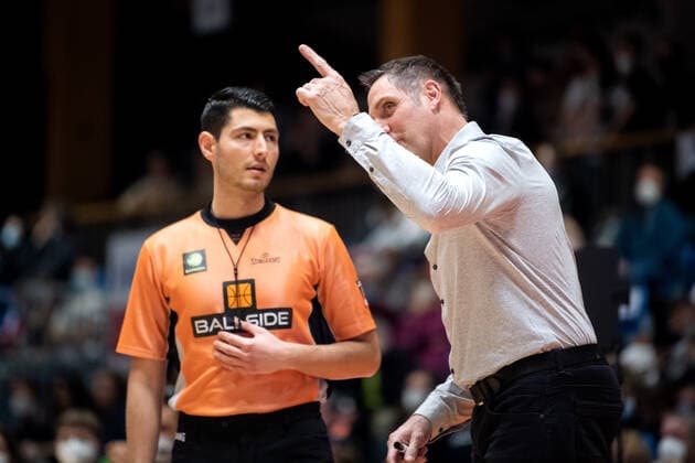 BARMER 2. Basketsball Bundesliga ProA Saison 2021 2022 30. Spieltag am 19.3.22 Medipolis SC Jena vs Bayer Giants Leverkusen v.re. Trainer Hansi Gnad (Leverkusen) im Austausch mit dem Schiedsrichter Sparkassen Arena