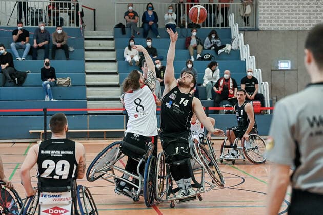 Sport Themen der Woche KW11 Sport Bilder des Tages 1. Rollstuhl Basketball-Bundesliga, RBC Koeln99ers vs. Rhine River Rhinos, 19.03.2022 Joe Bestwick (RBC Koeln99ers 8), Matthias Guentner (Rhine River Rhinos 14), 1. Rollstuhl Basketball-Bundesliga, RBC Koeln99ers vs. Rhine River Rhinos am 19.03.2022 in Sporthalle Bergischer Ring, in Koeln (Nordrhein-Westfalen) *** 1 Wheelchair Basketball Bundesliga, RBC Koeln99ers vs Rhine River Rhinos, 19 03 2022 Joe Bestwick RBC Koeln99ers 8 , Matthias Guentner Rhine River Rhinos 14 , 1 Wheelchair Basketball Bundesliga, RBC Koeln99ers vs Rhine River Rhinos on 19 03 2022 in Sporthalle Bergischer Ring, in Cologne North Rhine Westphalia Copyright: xBEAUTIFULxSPORTS Mueller-Laschetx
