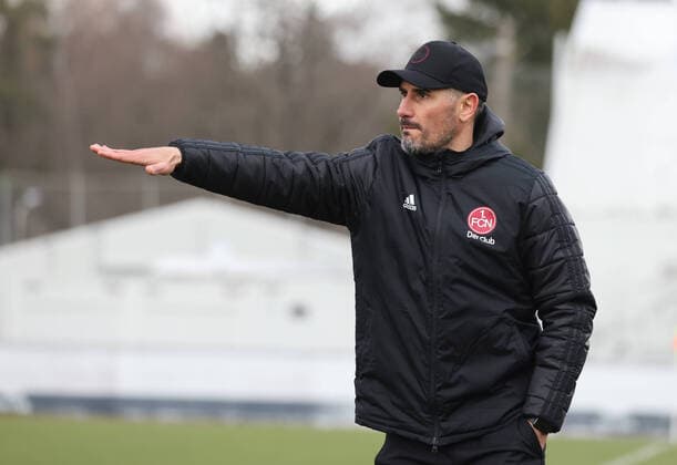 19.03.2022 - Fussball - Saison 2021 2022 - Regionalliga Bayern - 29. Spieltag: 1. FC Nürnberg Nuernberg FCN II U21, U 21 ( Club ) - SpVgg Greuther Fürth Fuerth II U23 - DaMa - Cristian Fiel (Trainer, 1. FC Nürnberg FCN II ) zeigt an gestikuliert dirigiert gibt Anweisungen