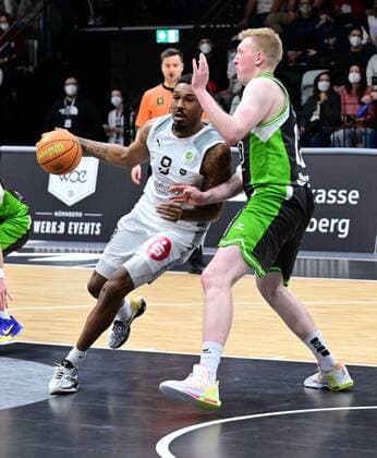 19.03.2022 - Basketball - Saison 2021 2022 - 2. Bundesliga Pro-A - 30. Spieltag: Nürnberg Falcons Basketball Club NBC - Römerstrom Gladiators Trier - - Josh Price (9, Nürnberg Falcons BC NBC ) Jonathan Almstedt (13, Römerstrom Gladiators Trier , rechts )