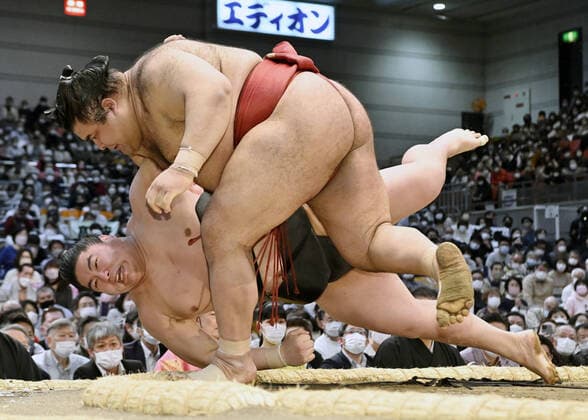 Bilder des Jahres 2022, Sport 03 März Sport Themen der Woche KW11 Sport Bilder des Tages Spring Grand Sumo Tournament Takayasu defeats Wakamotoharu on the eighth day of the Spring Grand Sumo Tournament at Edion Arena Osaka on March 20, 2022.  A14AA0001270925P