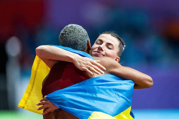 220320 Yulimar Rojas of Venezuela and Maryna Bekh-Romanchuk of Ukraine celebrate after women?s triple jump final during day three of the World Athletics Indoor Championships on March 20, 2022 in Belgrade. Photo: Mathias Bergeld BILDBYRAN kod MB MB0361 bbeng friidrott athletics friidrett iaaf iaaf world indoor championships World Athletics Indoor Championships vm friidrotts-vm friidrotts-vm 2022 friidretts-vm friidretts-vm 2022 innendors innendors-vm inomhus inomhus-vm ivm day 3 jubel *** 220320 Yulimar Rojas of Venezuela and Maryna Bekh Romanchuk of Ukraine celebrate after womens triple jump final during day three of the World Athletics Indoor Championships on March 20, 2022 in Belgrade Photo Mathias Bergeld BILDBYRAN kod MB MB0361 bbeng athletics athletics athletics iaaf iaaf world indoor championships World Athletics Indoor Championships world championships athletics world championships athletics world cup 2022 athletics world championships athletics world cup 2022 indoor indoor world cup indoor indoor world cup world cup ivm day 3 cheers,  Copyright: MATHIASxBERGELD BB220320MB025