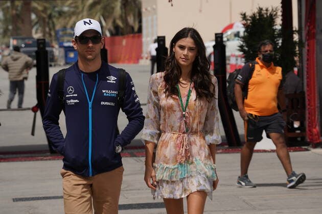 Formula 1 Gulf Air Bahrain Grand Prix 2022 20.03.2022, Bahrain International Circuit, Sakhir, Formula 1 Gulf Air Bahrain Grand Prix 2022 ,im Bild Nicholas Latifi (CAN), Williams Racing mit Freundin Sandra Dziwiszek