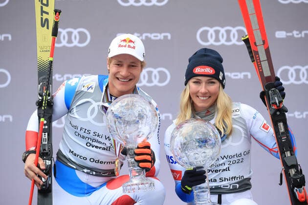 Bilder des Jahres 2022, Sport 03 März Sport Themen der Woche KW11 ALPINE SKIING - FIS WC Final Meribel MERIBEL,FRANCE,20.MAR.22 - ALPINE SKIING - FIS World Cup Final, ladies, men, award ceremony overall world cup. Image shows the rejoicing of Marco Odermatt (SUI) and Mikaela Shiffrin (USA). Keywords: crystal globe.  GEPAxpictures xMarioxBuehner