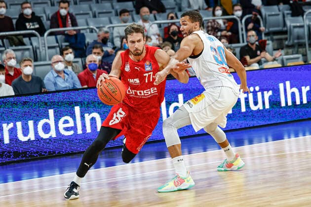 links Tomas Kyzlink (Brose Bamberg, 77) rechts Jamel Morris (Mitteldeutscher BC, 20) Brose Bamberg - Mitteldeutscher BC - easyCredit-BBL - Basketball Bundesliga Saison 2021 22 Spieltag 26, 20.03.2022 Bamberg, Brose Arena Foto: Daniel Löb Loeb Copyright: DanielxLöb