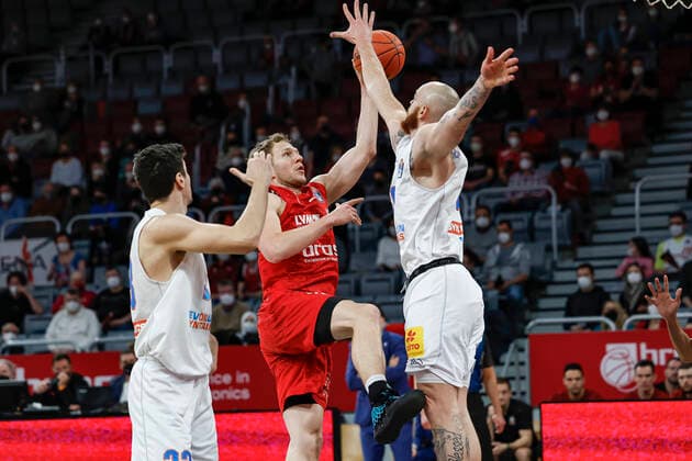 Mitte Christian Sengfelder (Brose Bamberg, 43) rechts Reggier Uphaw (Mitteldeutscher BC, 30) Brose Bamberg - Mitteldeutscher BC - easyCredit-BBL - Basketball Bundesliga Saison 2021 22 Spieltag 26, 20.03.2022 Bamberg, Brose Arena Foto: Daniel Löb Loeb Copyright: DanielxLöb