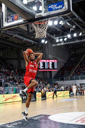 links Kenneth Ogbe (Brose Bamberg, 25) Brose Bamberg - Mitteldeutscher BC - easyCredit-BBL - Basketball Bundesliga Saison 2021 22 Spieltag 26, 20.03.2022 Bamberg, Brose Arena Foto: Daniel Löb Loeb Copyright: DanielxLöb