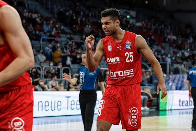 links Kenneth Ogbe (Brose Bamberg, 25) Brose Bamberg - Mitteldeutscher BC - easyCredit-BBL - Basketball Bundesliga Saison 2021 22 Spieltag 26, 20.03.2022 Bamberg, Brose Arena Foto: Daniel Löb Loeb Copyright: DanielxLöb