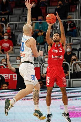 rechts Kenneth Ogbe (Brose Bamberg, 25) links Reggier Uphaw (Mitteldeutscher BC, 30) Brose Bamberg - Mitteldeutscher BC - easyCredit-BBL - Basketball Bundesliga Saison 2021 22 Spieltag 26, 20.03.2022 Bamberg, Brose Arena Foto: Daniel Löb Loeb Copyright: DanielxLöb