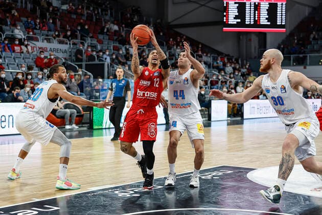 2.v.l. Justin Robinson (Brose Bamberg, 12) link Jamel Morris (Mitteldeutscher BC, 20) 2.v.r. Nikola Rebic (Mitteldeutscher BC, 44) rechts Reggier Uphaw (Mitteldeutscher BC, 30) Brose Bamberg - Mitteldeutscher BC - easyCredit-BBL - Basketball Bundesliga Saison 2021 22 Spieltag 26, 20.03.2022 Bamberg, Brose Arena Foto: Daniel Löb Loeb Copyright: DanielxLöb