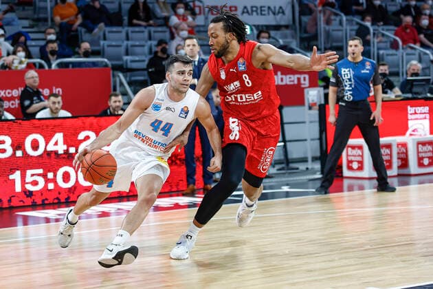 links Nikola Rebic (Mitteldeutscher BC, 44) rechts Akil Mitchell (Brose Bamberg, 08) Brose Bamberg - Mitteldeutscher BC - easyCredit-BBL - Basketball Bundesliga Saison 2021 22 Spieltag 26, 20.03.2022 Bamberg, Brose Arena Foto: Daniel Löb Loeb Copyright: DanielxLöb