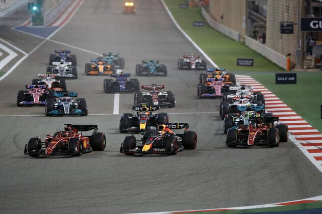 Start race 16 LECLERC Charles (mco), Scuderia Ferrari F1-75, action 01 VERSTAPPEN Max (nld), Red Bull Racing RB18, action 55 SAINZ Carlos (spa), Scuderia Ferrari F1-75, action during the Formula 1 Gulf Air Bahrain Grand Prix 2022, 1st round of the 2022 FIA Formula One World Championship, WM, Weltmeisterschaft on the Bahrain International Circuit, from March 18 to 20, 2022 in Sakhir, Bahrain - F1 - BAHRAIN GRAND PRIX 2022 - RACE DPPI Panoramic _B3_8856