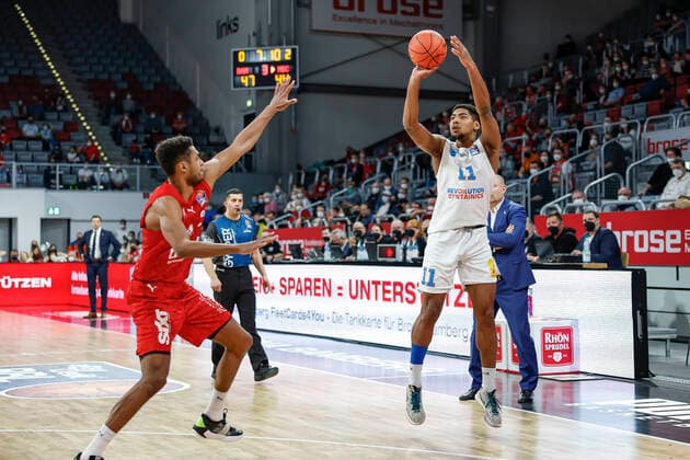 rechts Kostja Mushidi (Mitteldeutscher BC, 11) links Kenneth Ogbe (Brose Bamberg, 25) Brose Bamberg - Mitteldeutscher BC - easyCredit-BBL - Basketball Bundesliga Saison 2021 22 Spieltag 26, 20.03.2022 Bamberg, Brose Arena Foto: Daniel Löb Loeb Copyright: DanielxLöb
