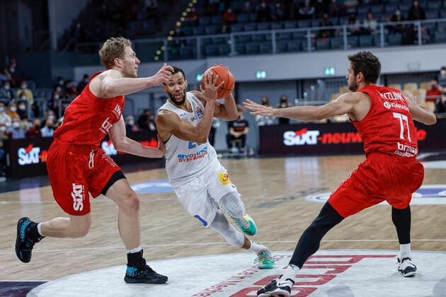 Mitte Jamel Morris (Mitteldeutscher BC, 20) links Christian Sengfelder (Brose Bamberg, 43) rechts Tomas Kyzlink (Brose Bamberg, 77) Brose Bamberg - Mitteldeutscher BC - easyCredit-BBL - Basketball Bundesliga Saison 2021 22 Spieltag 26, 20.03.2022 Bamberg, Brose Arena Foto: Daniel Löb Loeb Copyright: DanielxLöb