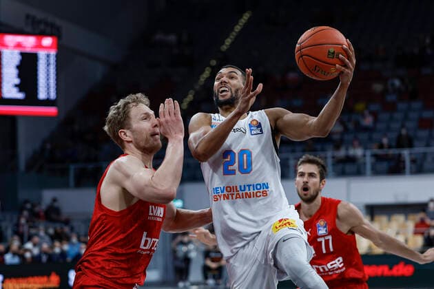 rechts Jamel Morris (Mitteldeutscher BC, 20) links Christian Sengfelder (Brose Bamberg, 43) Brose Bamberg - Mitteldeutscher BC - easyCredit-BBL - Basketball Bundesliga Saison 2021 22 Spieltag 26, 20.03.2022 Bamberg, Brose Arena Foto: Daniel Löb Loeb Copyright: DanielxLöb