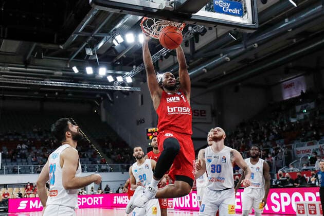 Mitte Akil Mitchell (Brose Bamberg, 08) vl Behnam Yakhchali (Mitteldeutscher BC, 88) Jamel Morris (Mitteldeutscher BC, 20) Reggier Uphaw (Mitteldeutscher BC, 30) Albert Jay English (Mitteldeutscher BC, 04) Brose Bamberg - Mitteldeutscher BC - easyCredit-BBL - Basketball Bundesliga Saison 2021 22 Spieltag 26, 20.03.2022 Bamberg, Brose Arena Foto: Daniel Löb Loeb Copyright: DanielxLöb