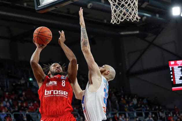 links Akil Mitchell (Brose Bamberg, 08) rechts Reggie Uphaw (Mitteldeutscher BC, 30) Brose Bamberg - Mitteldeutscher BC - easyCredit-BBL - Basketball Bundesliga Saison 2021 22 Spieltag 26, 20.03.2022 Bamberg, Brose Arena Foto: Daniel Löb Loeb Copyright: DanielxLöb