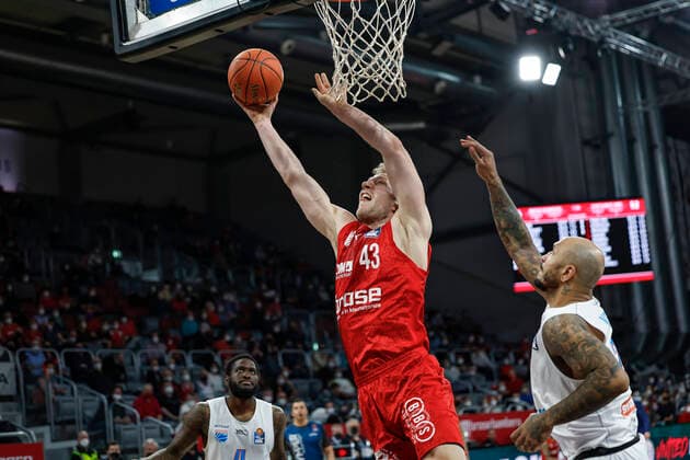 links Christian Sengfelder (Brose Bamberg, 43) rechts Sergio Kerusch (Mitteldeutscher BC, 07) Brose Bamberg - Mitteldeutscher BC - easyCredit-BBL - Basketball Bundesliga Saison 2021 22 Spieltag 26, 20.03.2022 Bamberg, Brose Arena Foto: Daniel Löb Loeb Copyright: DanielxLöb