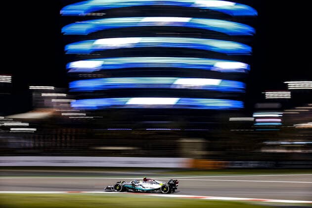44 HAMILTON Lewis (gbr), Mercedes AMG F1 Team W13, action during the Formula 1 Gulf Air Bahrain Grand Prix 2022, 1st round of the 2022 FIA Formula One World Championship, WM, Weltmeisterschaft on the Bahrain International Circuit, from March 18 to 20, 2022 in Sakhir, Bahrain - F1 - BAHRAIN GRAND PRIX 2022 - RACE DPPI Panoramic  _R5_1324