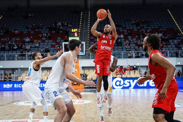 Mitte Chris Dove (Brose Bamberg, 00) Brose Bamberg - Mitteldeutscher BC - easyCredit-BBL - Basketball Bundesliga Saison 2021 22 Spieltag 26, 20.03.2022 Bamberg, Brose Arena Foto: Daniel Löb Loeb Copyright: DanielxLöb