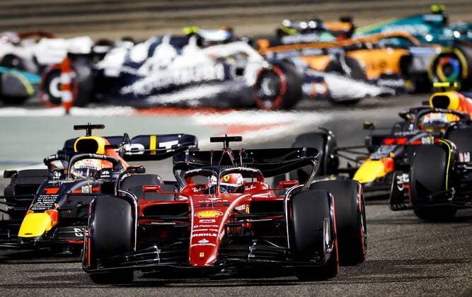 BAHRAIN - Charles Leclerc (16) driving the Ferrari (R) and Max Verstappen (1) driving the Oracle Red Bull Racing RB18 Honda on track during the Bahrain F1 Grand Prix at the Bahrain International Circuit on March 20, 2022 in Bahrain, Bahrain. ANP ROBIN VAN LONKHUIJSEN Bahrain,BAHREIN xVIxANPx xxANPxIVx