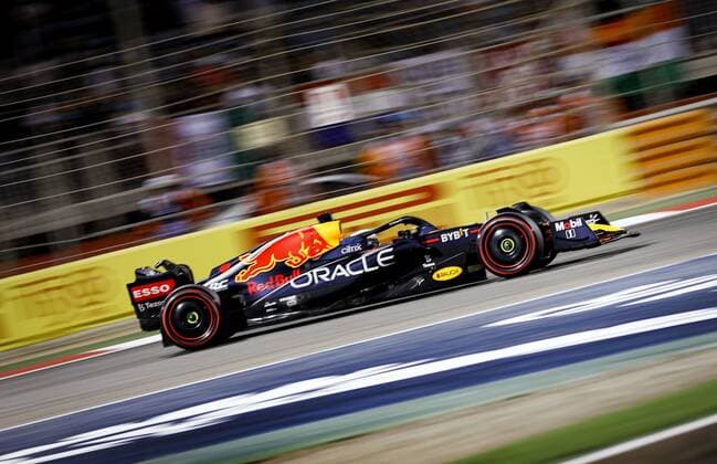 BAHRAIN - Max Verstappen (1) with the Oracle Red Bull Racing RB18 Honda on track during the Bahrain F1 Grand Prix at the Bahrain International Circuit on March 20, 2022 in Bahrain, Bahrain. ANP ROBIN VAN LONKHUIJSEN Bahrain,BAHREIN xVIxANPx xxANPxIVx