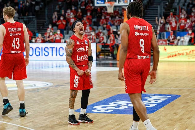 Mitte Jubel Justin Robinson (Brose Bamberg, 12) Brose Bamberg - Mitteldeutscher BC - easyCredit-BBL - Basketball Bundesliga Saison 2021 22 Spieltag 26, 20.03.2022 Bamberg, Brose Arena Foto: Daniel Löb Loeb Copyright: DanielxLöb