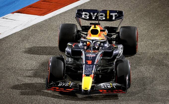 BAHRAIN - Max Verstappen (1) with the Oracle Red Bull Racing RB18 Honda on track during the Bahrain F1 Grand Prix at the Bahrain International Circuit on March 20, 2022 in Bahrain, Bahrain. ANP ROBIN VAN LONKHUIJSEN Bahrain,BAHREIN xVIxANPx xxANPxIVx
