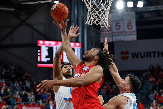 Mitte Akil Mitchell (Brose Bamberg, 08) links Kostja Mushidi (Mitteldeutscher BC, 11) rechts Behnam Yakhchali (Mitteldeutscher BC, 88) Brose Bamberg - Mitteldeutscher BC - easyCredit-BBL - Basketball Bundesliga Saison 2021 22 Spieltag 26, 20.03.2022 Bamberg, Brose Arena Foto: Daniel Löb Loeb Copyright: DanielxLöb