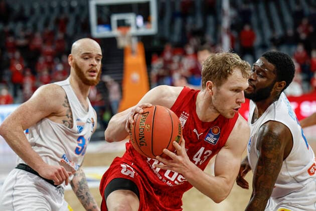 Mitte Christian Sengfelder (Brose Bamberg, 43) links Reggie Uphaw (Mitteldeutscher BC, 30) rechts Albert Jay English (Mitteldeutscher BC, 04) Brose Bamberg - Mitteldeutscher BC - easyCredit-BBL - Basketball Bundesliga Saison 2021 22 Spieltag 26, 20.03.2022 Bamberg, Brose Arena Foto: Daniel Löb Loeb Copyright: DanielxLöb