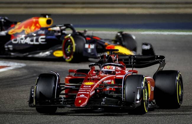 BAHRAIN - Charles Leclerc (16) driving the Ferrari in front of Max Verstappen (1) driving the Oracle Red Bull Racing RB18 Honda on track during the Bahrain F1 Grand Prix at the Bahrain International Circuit on March 20, 2022 in Bahrain, Bahrain. ANP ROBIN VAN LONKHUIJSEN Bahrain,BAHREIN xVIxANPx xxANPxIVx
