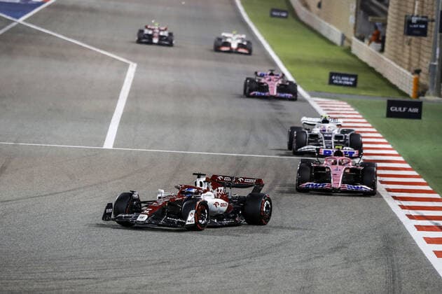 77 BOTTAS Valtteri (fin), Alfa Romeo F1 Team ORLEN C42, action during the Formula 1 Gulf Air Bahrain Grand Prix 2022, 1st round of the 2022 FIA Formula One World Championship, WM, Weltmeisterschaft on the Bahrain International Circuit, from March 18 to 20, 2022 in Sakhir, Bahrain - F1 - BAHRAIN GRAND PRIX 2022 - RACE DPPI Panoramic  _B3_9371