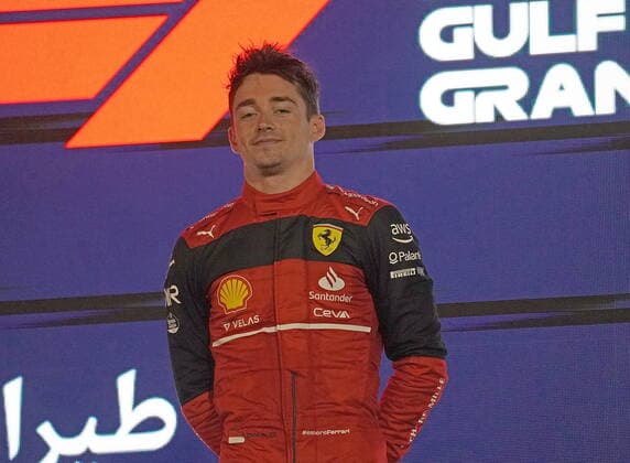 Formel 1 in Bahrain 2022 20.03.2022, Bahrain International Circuit, Sakhir, Formel 1 in Bahrain 2022 , im Bild Sieger Charles Leclerc (MCO), Scuderia Ferrari, 2.Platz für Carlos Sainz Jr. (ESP), Scuderia Ferrari, 3.Platz für Lewis Hamilton (GBR), Mercedes-AMG Petronas Formula One Team