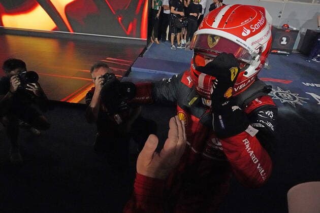 Formel 1 in Bahrain 2022 20.03.2022, Bahrain International Circuit, Sakhir, Formel 1 in Bahrain 2022 , im Bild Sieger Charles Leclerc (MCO), Scuderia Ferrari, 2.Platz für Carlos Sainz Jr. (ESP), Scuderia Ferrari, 3.Platz für Lewis Hamilton (GBR), Mercedes-AMG Petronas Formula One Team