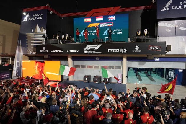 Formel 1 in Bahrain 2022 20.03.2022, Bahrain International Circuit, Sakhir, Formel 1 in Bahrain 2022 , im Bild Sieger Charles Leclerc (MCO), Scuderia Ferrari, 2.Platz für Carlos Sainz Jr. (ESP), Scuderia Ferrari, 3.Platz für Lewis Hamilton (GBR), Mercedes-AMG Petronas Formula One Team
