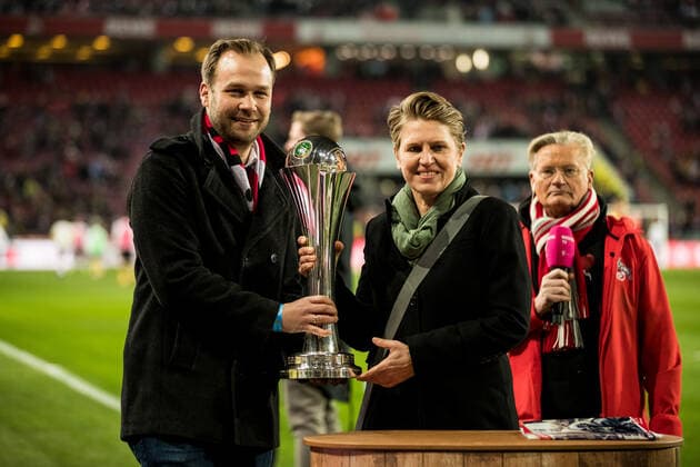 1. Fussball Bundesliga; 1. FC Koeln - Borussia Dortmund; 20.03.2022 Vor dem Spiel uebergibt Doris Fitschen (DFB) den DFB Pokal der Frauen an Robert Voigtsberger (Stadt Koeln) 1. Fussball Bundesliga, 1. FC Koeln - Borussia Dortmund, Koeln, Rheinenergiestadion DFL REGULATIONS PROHIBIT ANY USE OF PHOTOGRAPHS AS IMAGE SEQUENCES AND OR QUASI-VIDEO. Copyright: xBEAUTIFULxSPORTS Wunderlx