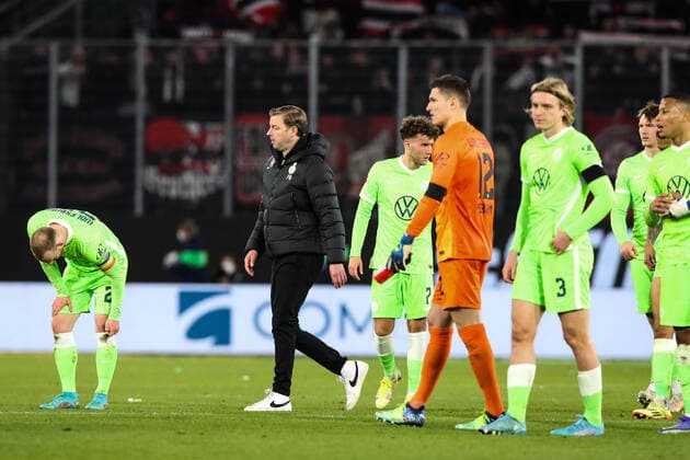 Trainer Florian Kohfeldt mit seiner Mannschaft nach dem Spiel - 1 Fussball Bundesliga Saison 2021-2022 Punktspiel VfL Wolfsburg vs. Bayer Leverkusen in der Volkswagen Arena in Wolfsburg - Fussball,Deutschland,Mann,Männer,20.03.2022