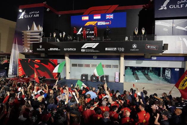 Formel 1 in Bahrain 2022 20.03.2022, Bahrain International Circuit, Sakhir, Formel 1 in Bahrain 2022 , im Bild Sieger Charles Leclerc (MCO), Scuderia Ferrari, 2.Platz für Carlos Sainz Jr. (ESP), Scuderia Ferrari, 3.Platz für Lewis Hamilton (GBR), Mercedes-AMG Petronas Formula One Team
