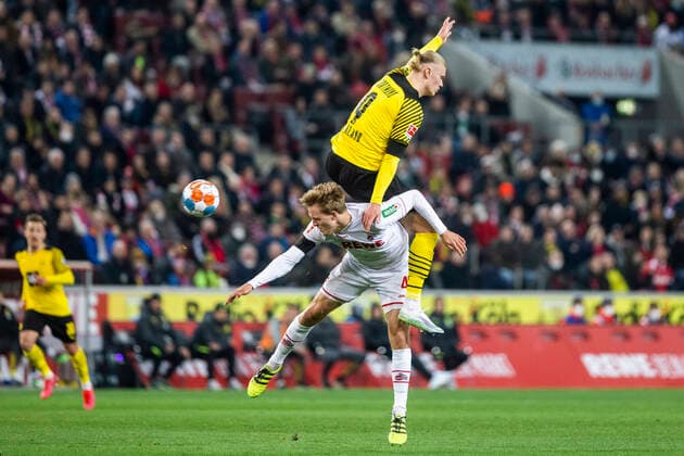 Bilder des Jahres 2022, Sport 03 März Sport Themen der Woche KW11 Köln, RheinEnergieStadion, 20.03.22: Erling Haaland (Dortmund) oben gegen Timo Hübers (Köln) im Spiel der 1.Bundesliga 1.FC Köln vs. Borussia Dortmund. *** Cologne, RheinEnergieStadion, 20 03 22 Erling Haaland Dortmund up against Timo Hübers Cologne in the match of the 1 Bundesliga 1 FC Köln vs Borussia Dortmund