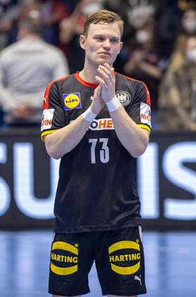 Kassel, 20.03.22, Handball, Maenner, Laenderspiel Freundschaft: Deutschland - Ungarn in der Rothenbach-Halle. Deutschlands Timo Kastening klatscht nach dem Sieg. Deutschland - Ungarn