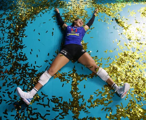 Bilder des Jahres 2022, Sport 03 März Sport Themen der Woche KW11 Sport Bilder des Tages Wiesbaden , Volleyball DVV Pokal Finale Allianz MTV Stuttgart vs. Dresdner SC , Simone Lee ( Stuttgart ) *** Wiesbaden , Volleyball DVV Cup Final Allianz MTV Stuttgart vs Dresdner SC , Simone Lee Stuttgart