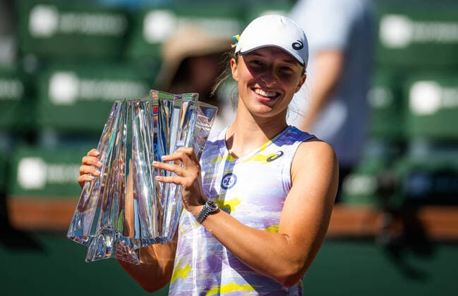 Bilder des Jahres 2022, Sport 03 März Sport Themen der Woche KW11 Sport Bilder des Tages March 20, 2022, INDIAN WELLS, CALIFORNIA, UNITED STATES: Iga Swiatek of Poland poses with the champions trophy after winning the final of the 2022 BNP Paribas Open WTA, Tennis Damen 1000 tennis tournament against Maria Sakkari of Greece INDIAN WELLS UNITED STATES - ZUMAa181 20220320_zaa_a181_252 Copyright: xRobxPrangex