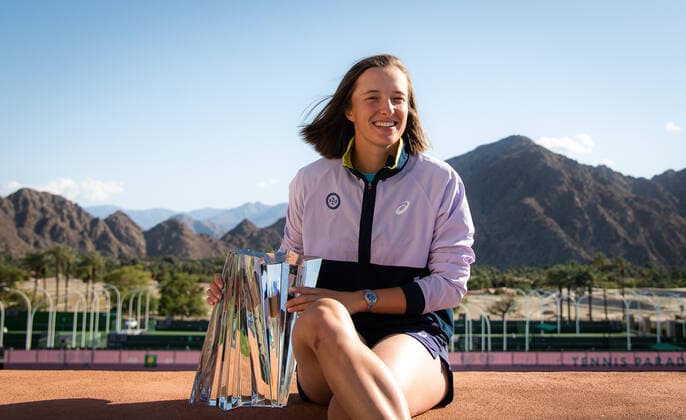 March 20, 2022, INDIAN WELLS, CALIFORNIA, UNITED STATES: Iga Swiatek of Poland during the champions trophy shoot after winning the final of the 2022 BNP Paribas Open WTA, Tennis Damen 1000 tennis tournament against Maria Sakkari of Greece INDIAN WELLS UNITED STATES - ZUMAa181 20220320_zaa_a181_259 Copyright: xRobxPrangex