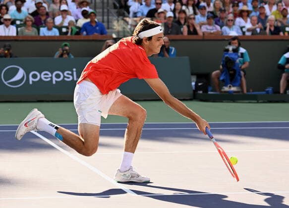 INDIAN WELLS, CA - MARCH 20: Taylor Fritz of the United States chases down a ball and hits a return during a finals tennis match at the BNP Paribas Open played on March 20, 2022 at the Indian Wells Ennis Garden in Indian Wells, CA. (Photo by John Cordes Icon Sportswire) TENNIS: MAR 20 BNP Paribas Open Men s Final Icon506220320221